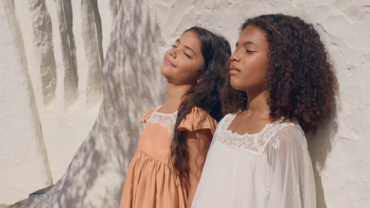 صورة لأطفال يرتدون ملابس كلوي